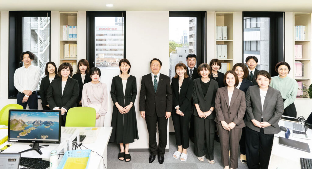 Rikyuパートナーズ税理士法人の代表と社員の集合写真